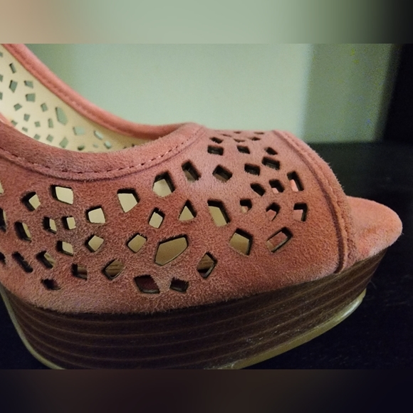 Enzo Angiolini Sully Pink Suede Laser Cut Peep-toe Pumps - Picture 8 of 9